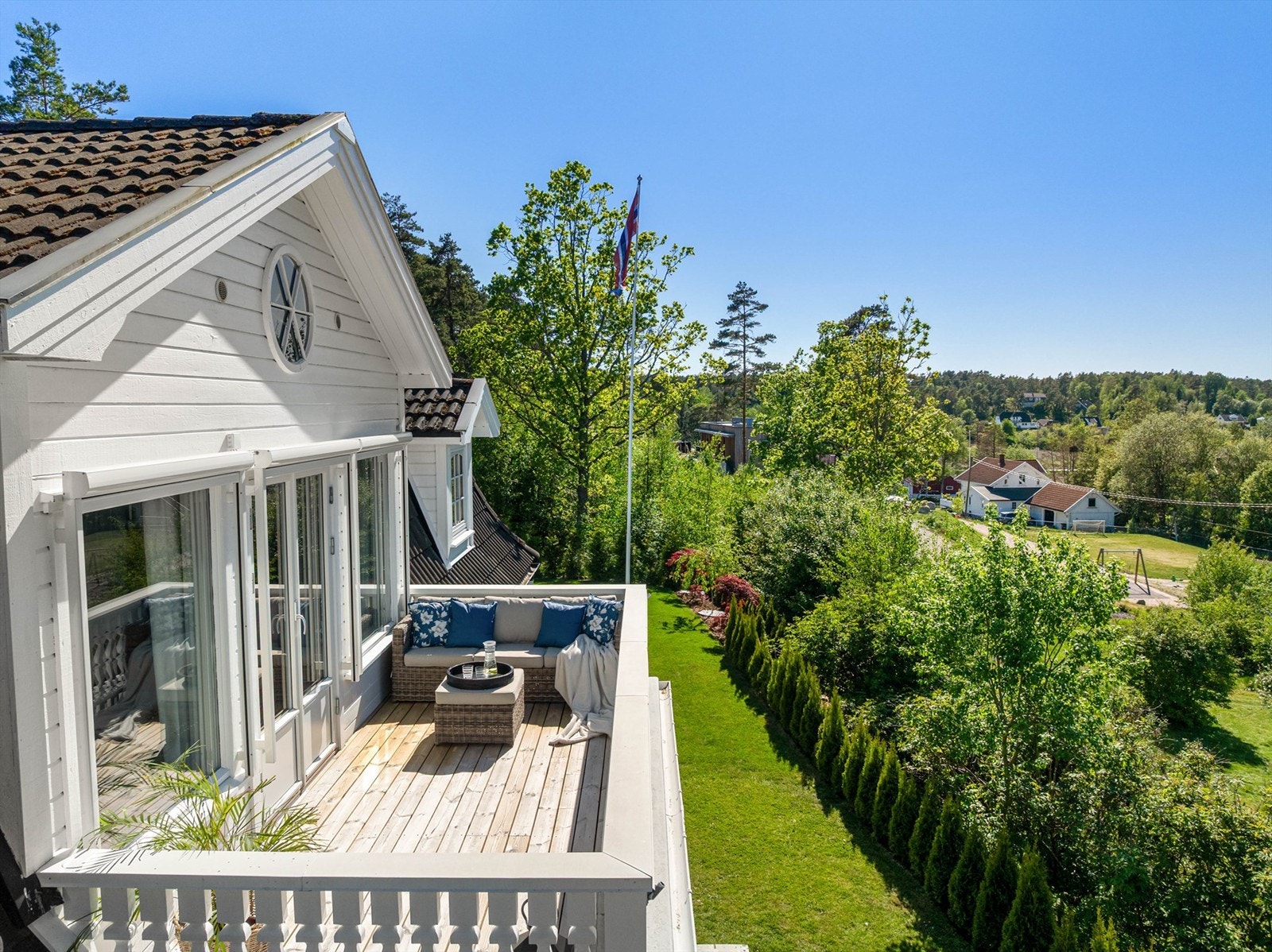 Utvendige elektrisk motoriserte screens ble i 2021 installert på stuevinduene i andre etasje. Galleribilde