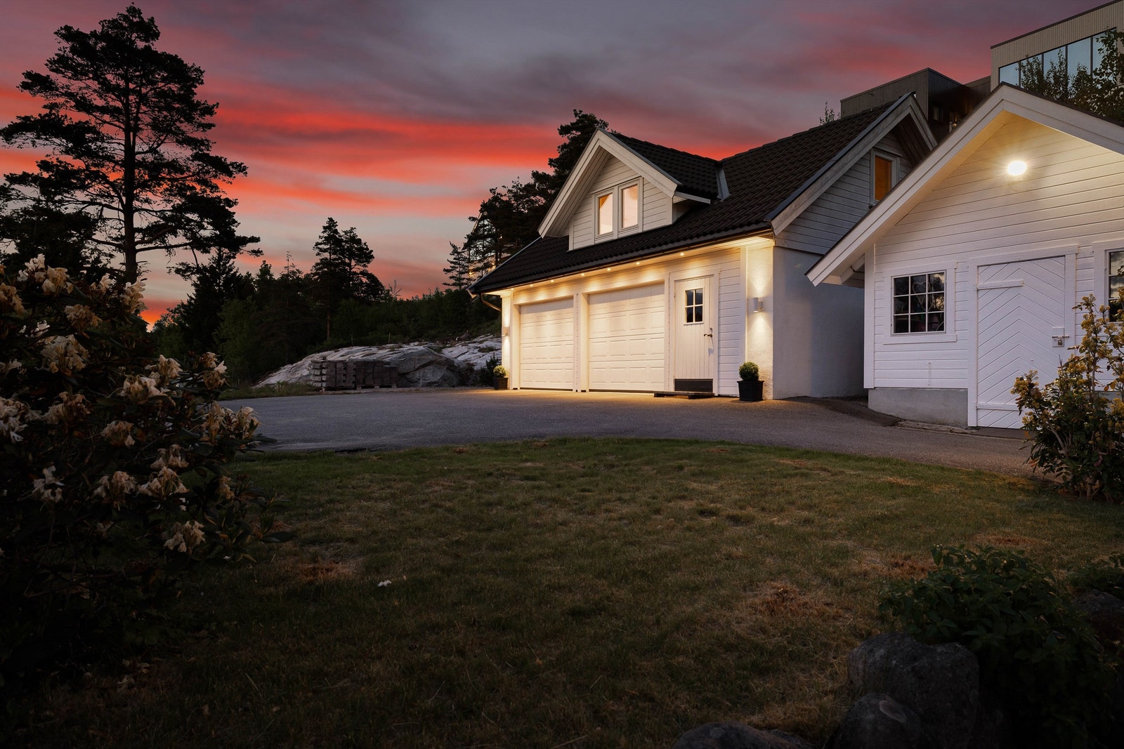 Dobbelgarasje ble oppført i 2011. Strømkabel er trukket fra sikringsskap til garasjevegg for montering av én eller flere billadere. Galleribilde