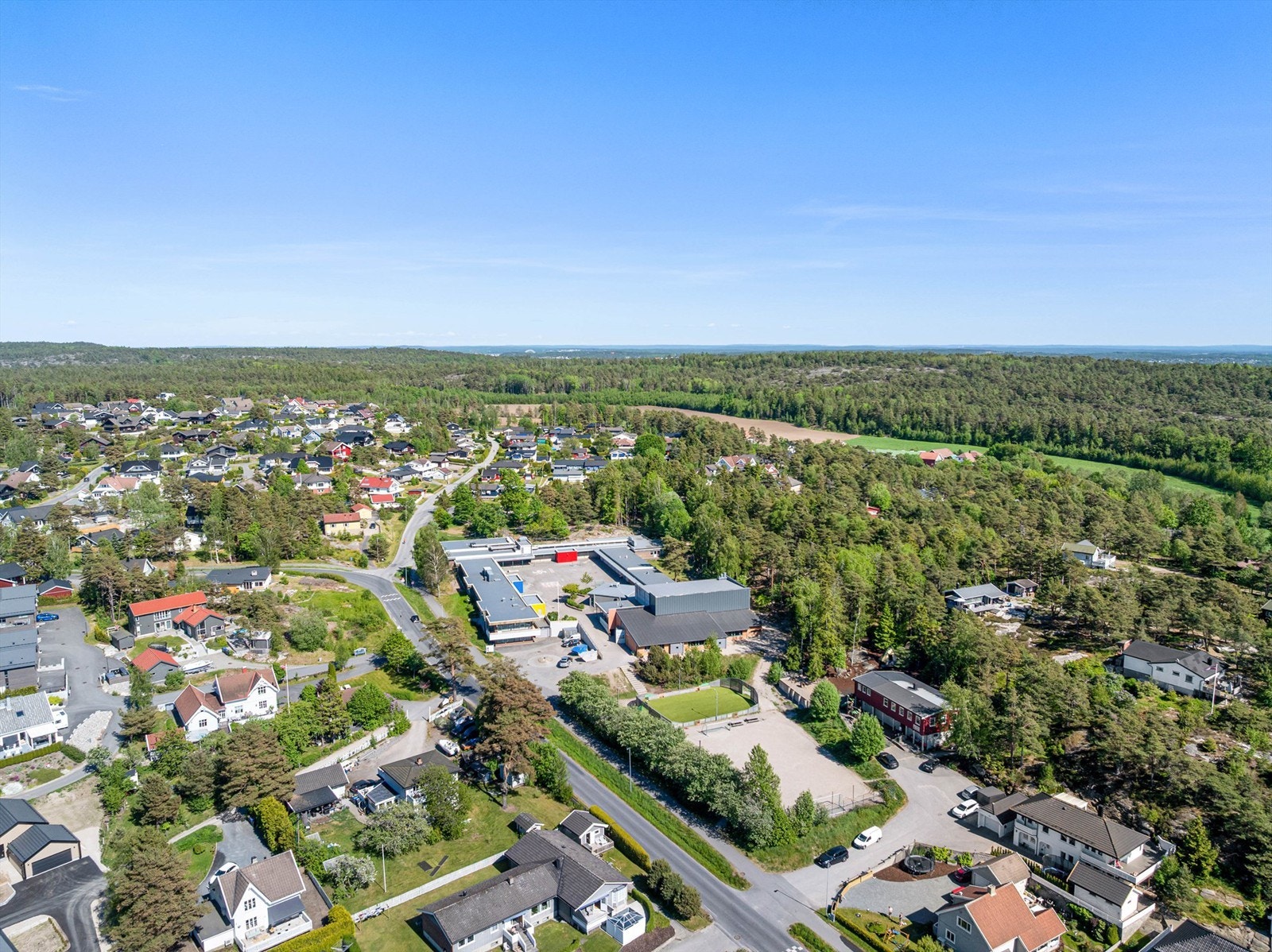 Til Slevik skole og barnehage tar det kun fem minutter å sykle eller to-tre minutter med bil. Galleribilde