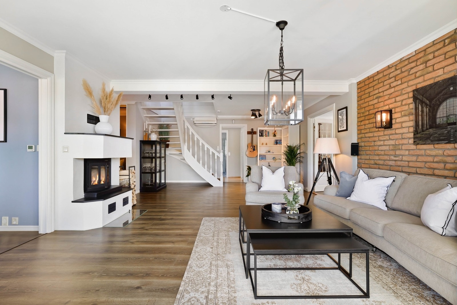 Varmepumpe montert på stuens bakvegg er fra byggeåret og tatt ut av bruk. Galleribilde