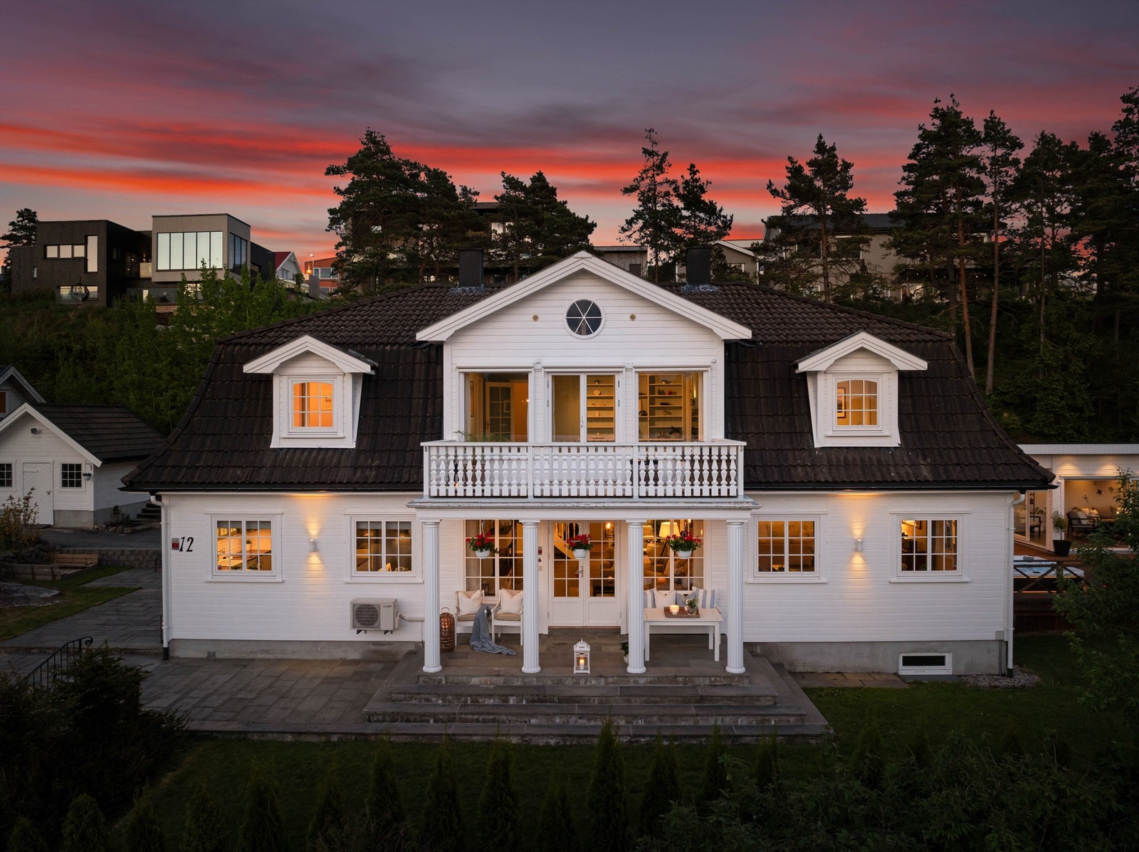 Høyreiste søyler gir en storslått fremtoning, representativ for boligens innholdsrike indre. Galleribilde