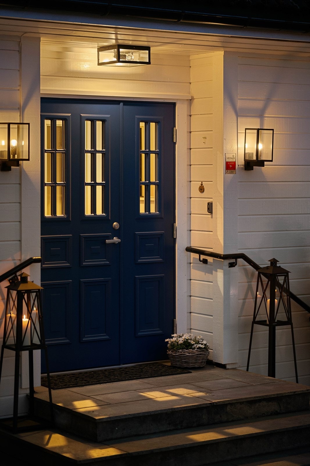 Hovedentreens inngangsdør ble skiftet ut i 2024. Galleribilde