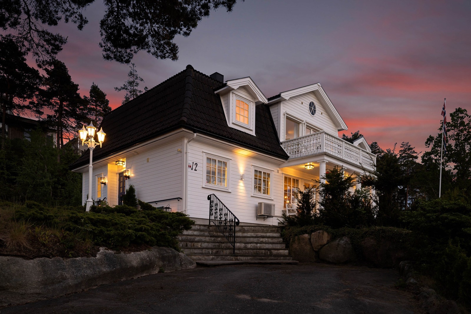 For besøkende er det parkering foran huset. Galleribilde