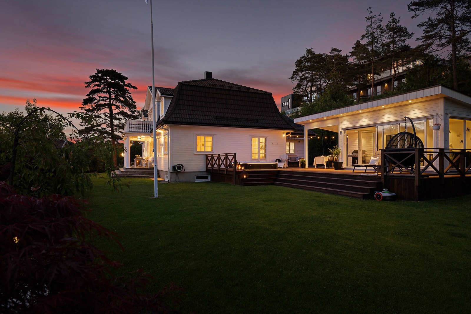 Utendørs finnes mange uteplasser og soner for ulike aktiviteter. Galleribilde