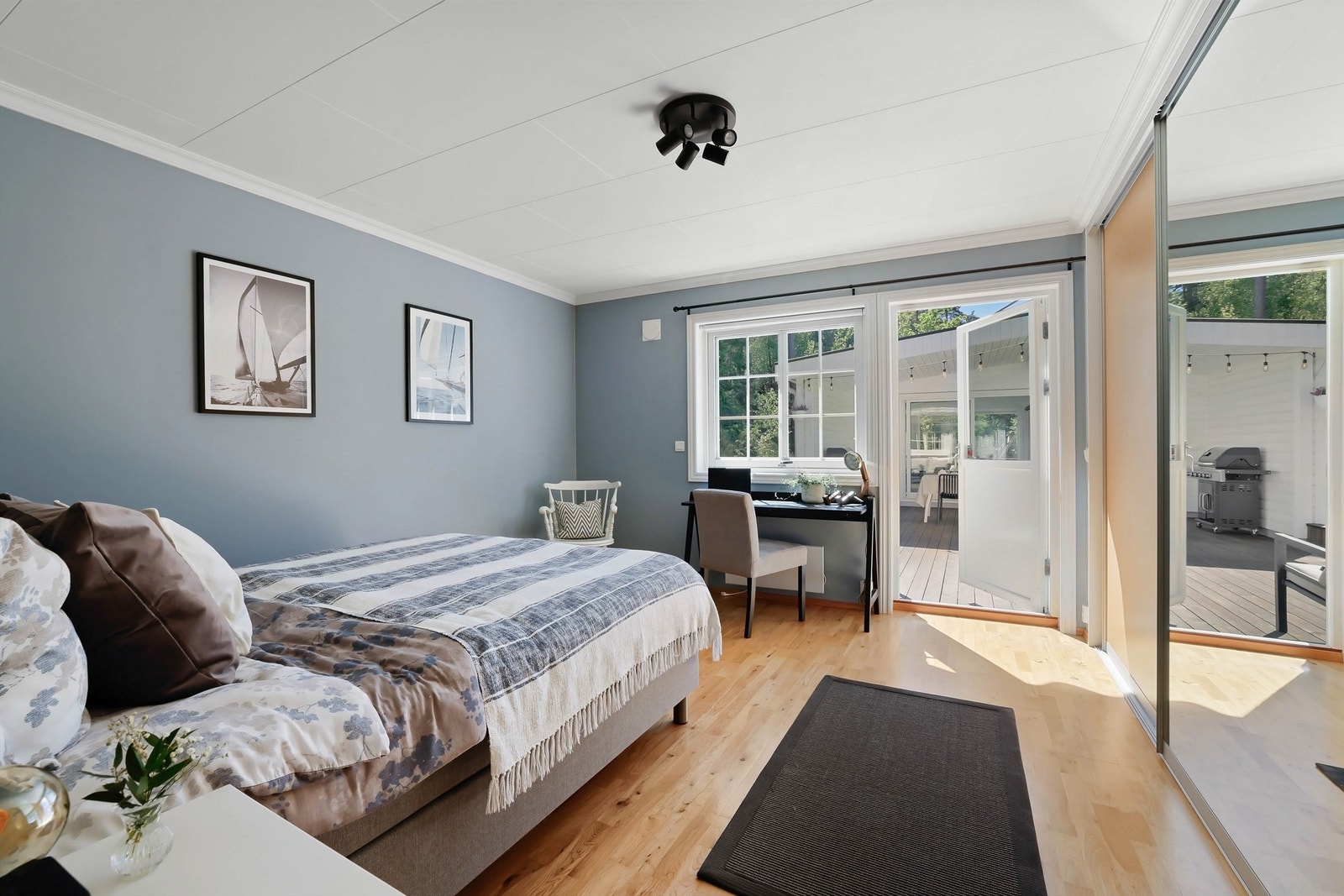 I gjestefløyens soverom ble overflater pusset opp i 2022. I gulvet er det varme. Galleribilde