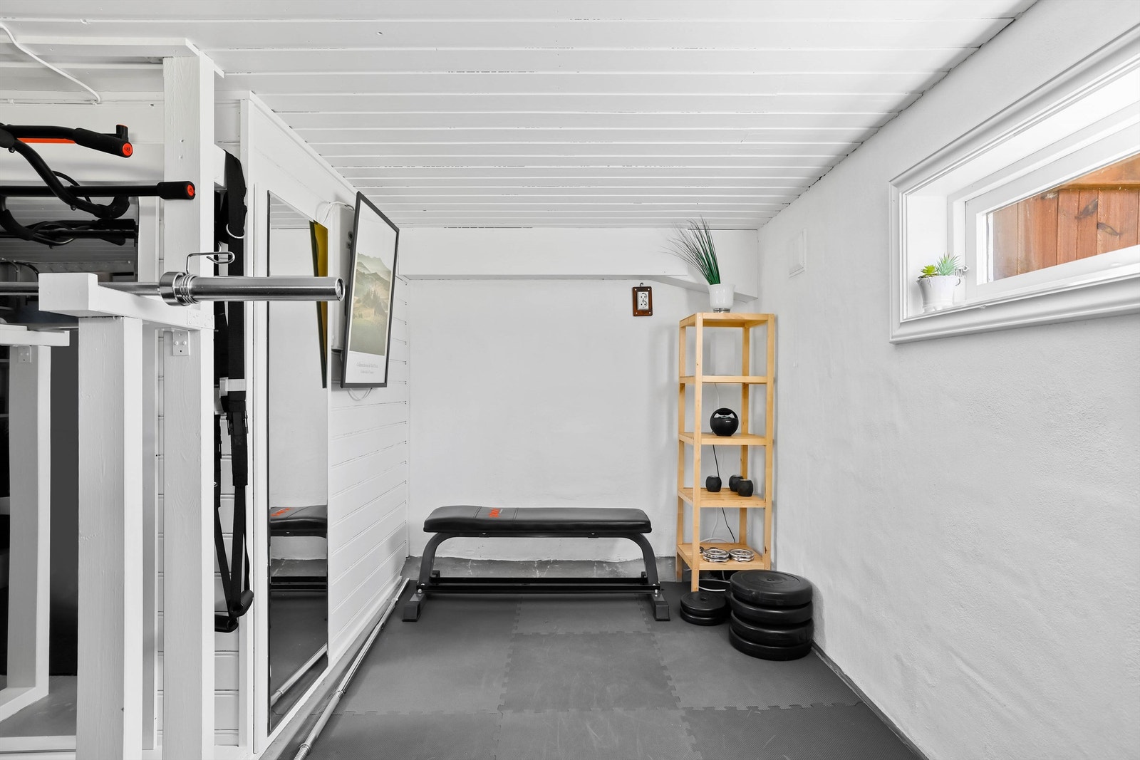 x Den ytre av kjellerens to boder benyttes i dag som trimrom. Galleribilde