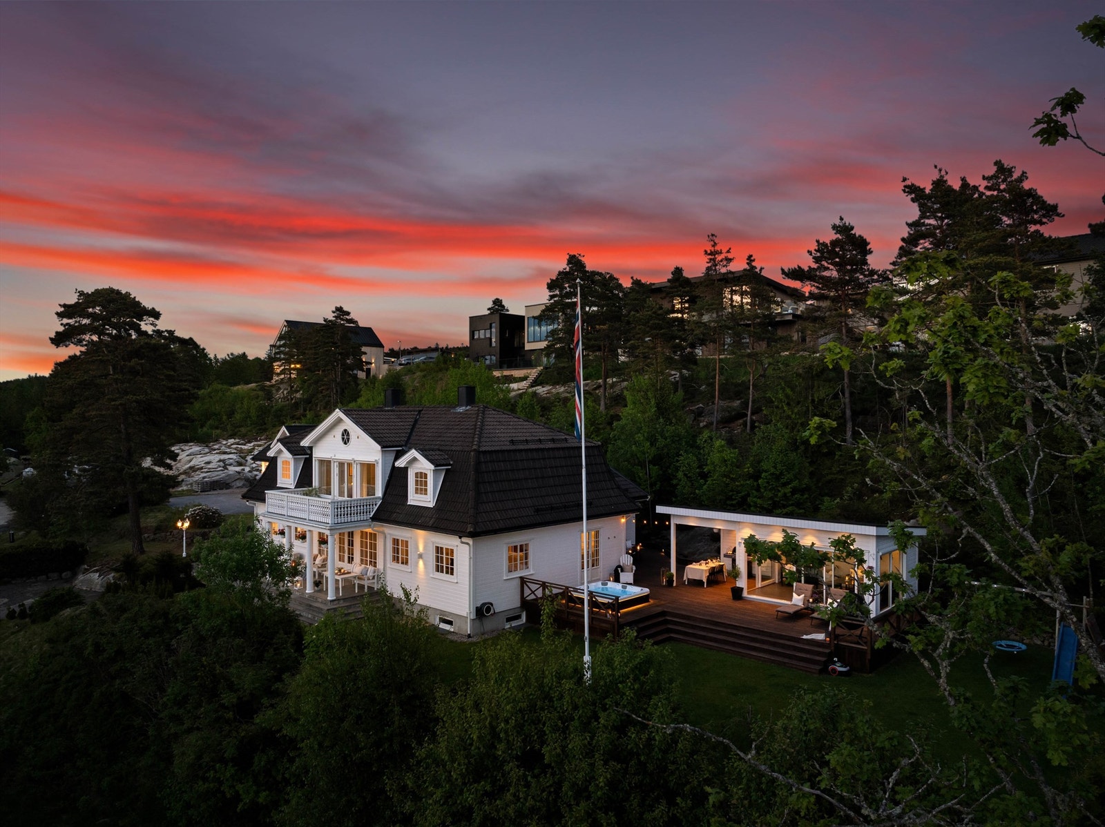 I hagen er ny terrasse på over 120 kvm. oppført, med massasjebad og vinterisolert havestue. Galleribilde