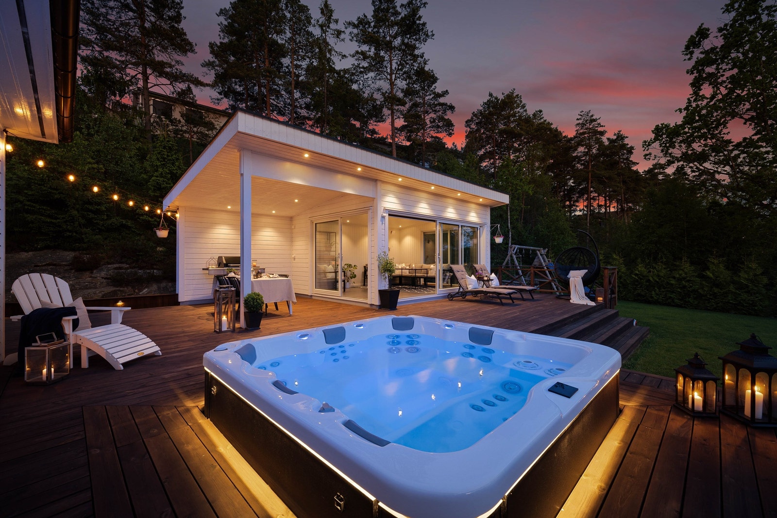 Lyse og fine sommerkvelder oppleves best utendørs, nedsenket i oppvarmet massasjebad omgitt av stemningsfull belysning. Galleribilde