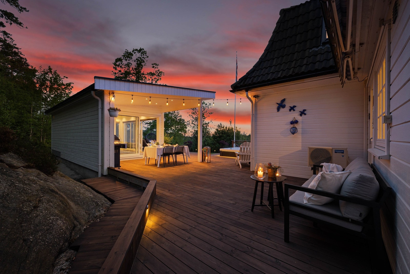 Tilgang til flere utendørs soner gjør det lett å tilpasse etter vær og vind samt følge solens gang gjennom dagen. Galleribilde