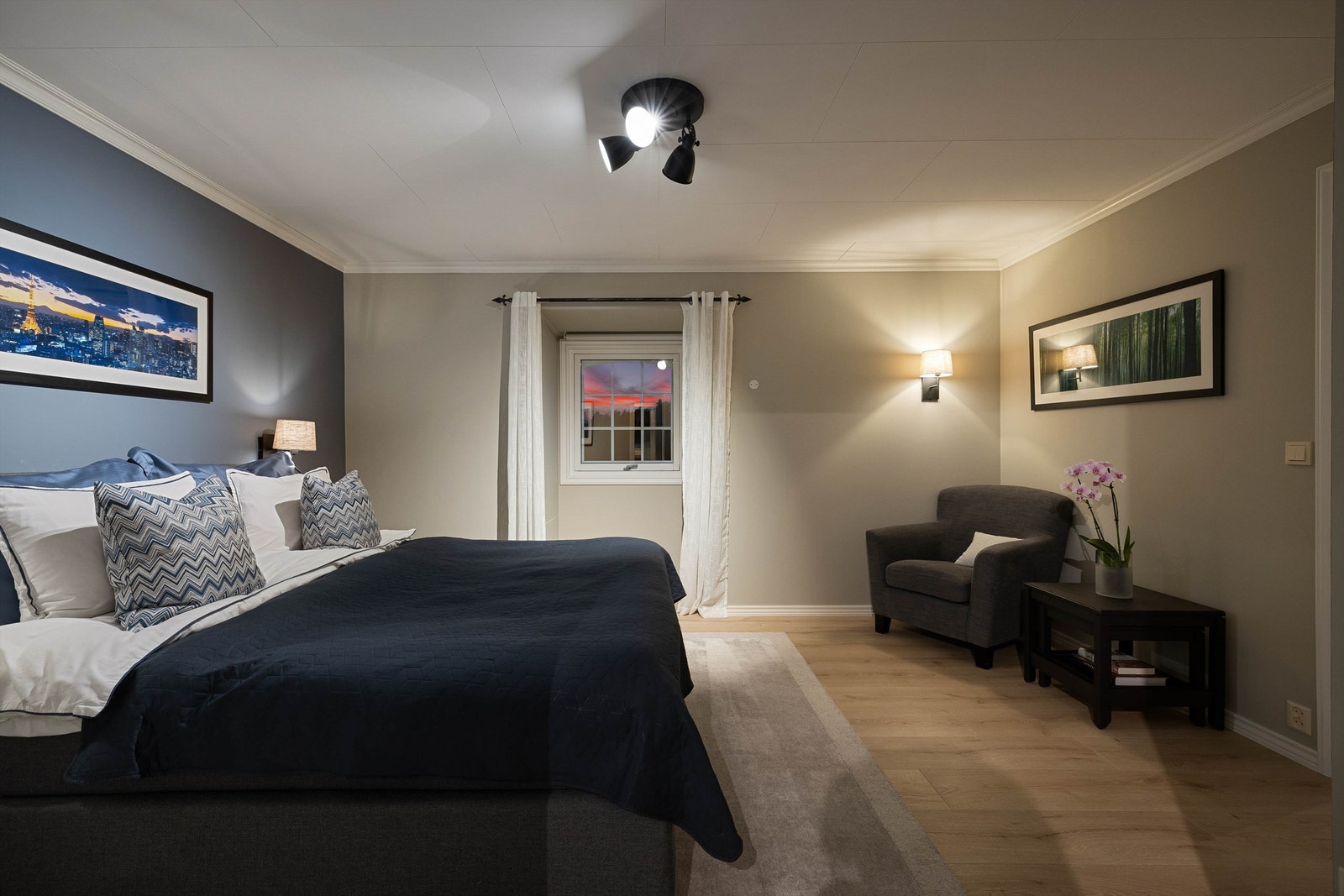 Hovedsoverommet ble i 2023 pusset opp med nytt gulv og nye overflater på vegger. Galleribilde