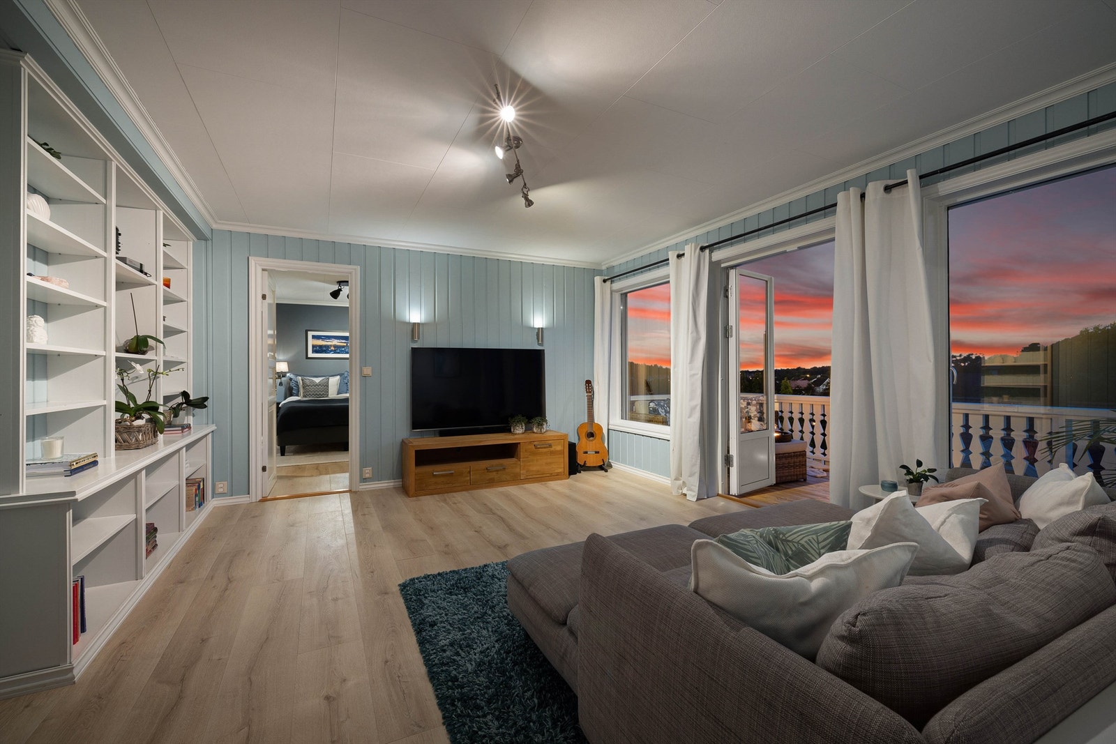 Stuen i andre oppleves som frakoblet etasjen under og passer utmerket som barnas egen avdeling. Galleribilde