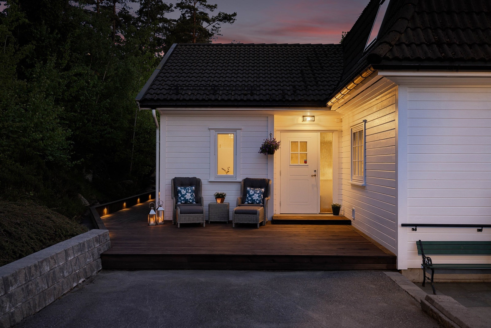 Tilbaketrukket innenfor hovedentreen finnes gjestefløyens inngangsparti. Plattingen har morgen-/formiddagssol sommerstid. Galleribilde