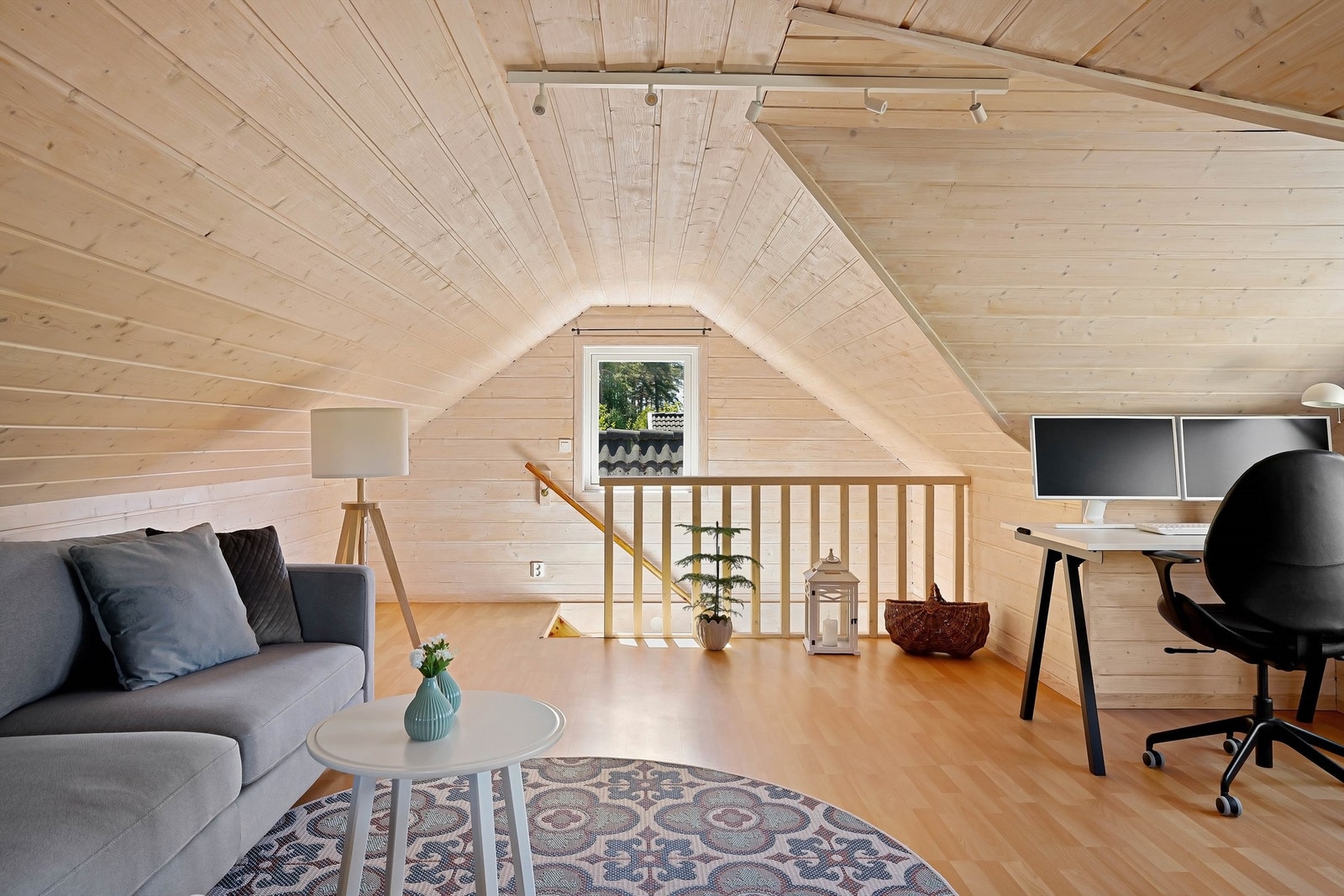 Garasjeloftets gulvflate er oppmålt til ca. 32 kvm. Galleribilde