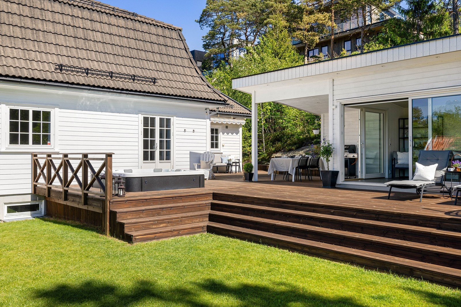 Nedtrapping knytter terrassen sammen med plenen som passer perfekt for leker og spill. Galleribilde