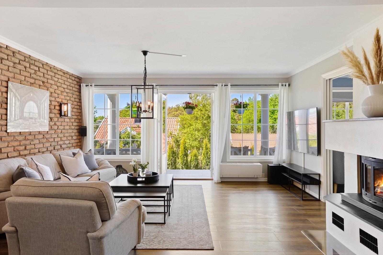 I begge stuer er det utgang til uteareal, fra denne stuen til terrassen på vestsiden. Galleribilde