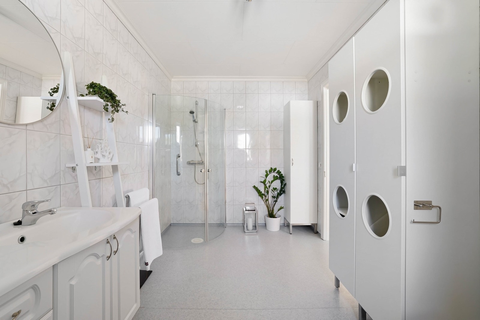 Gjestefløyens bad benyttes i det daglige også som vaskerom og er av praktisk størrelse til det kombinerte formålet. I gulvet er det varme. Galleribilde