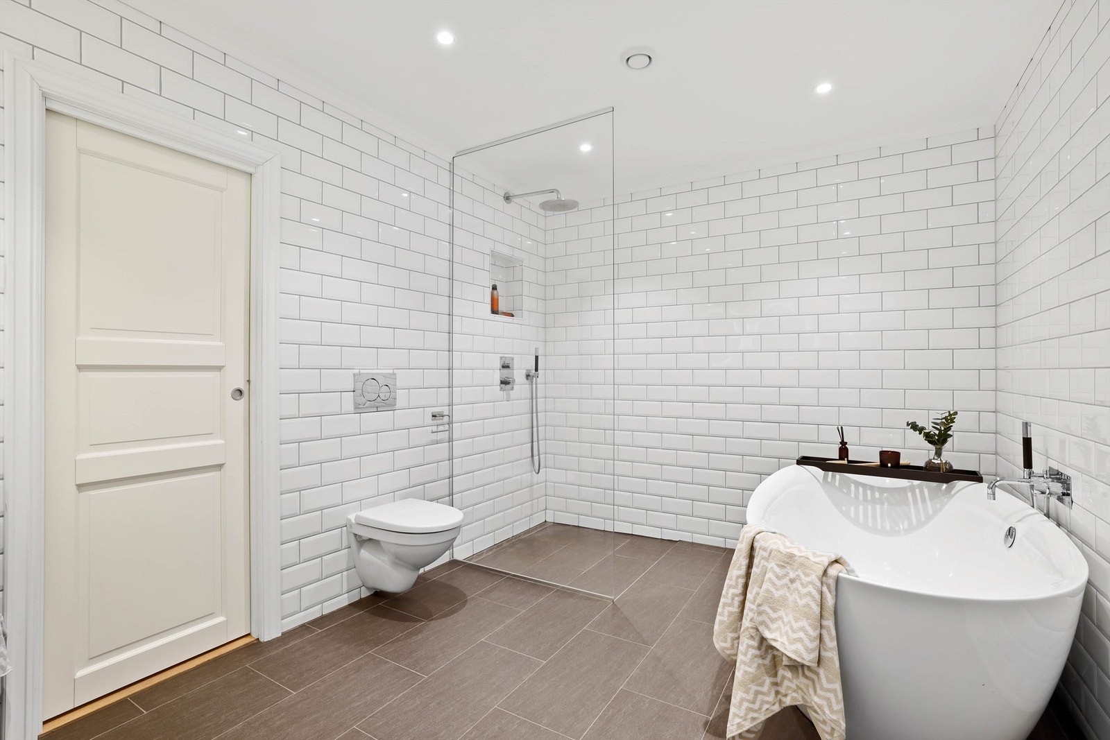 Badet i andre etasje ble bygget opp på nytt fra bunnen av sent i 2018. Her bys du på et hint av hotellfølelse. Galleribilde