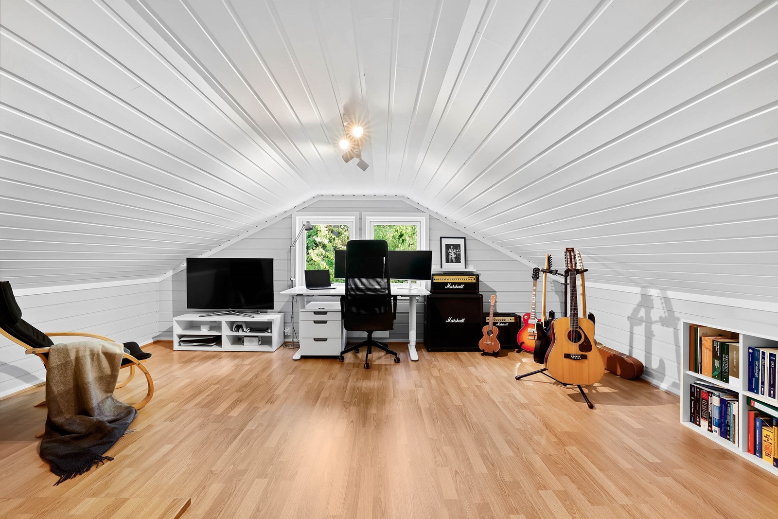 Loft innenfor badet er innredet og tatt i bruk som kontor. Bruksendringen er ikke omsøkt eller godkjent. Galleribilde