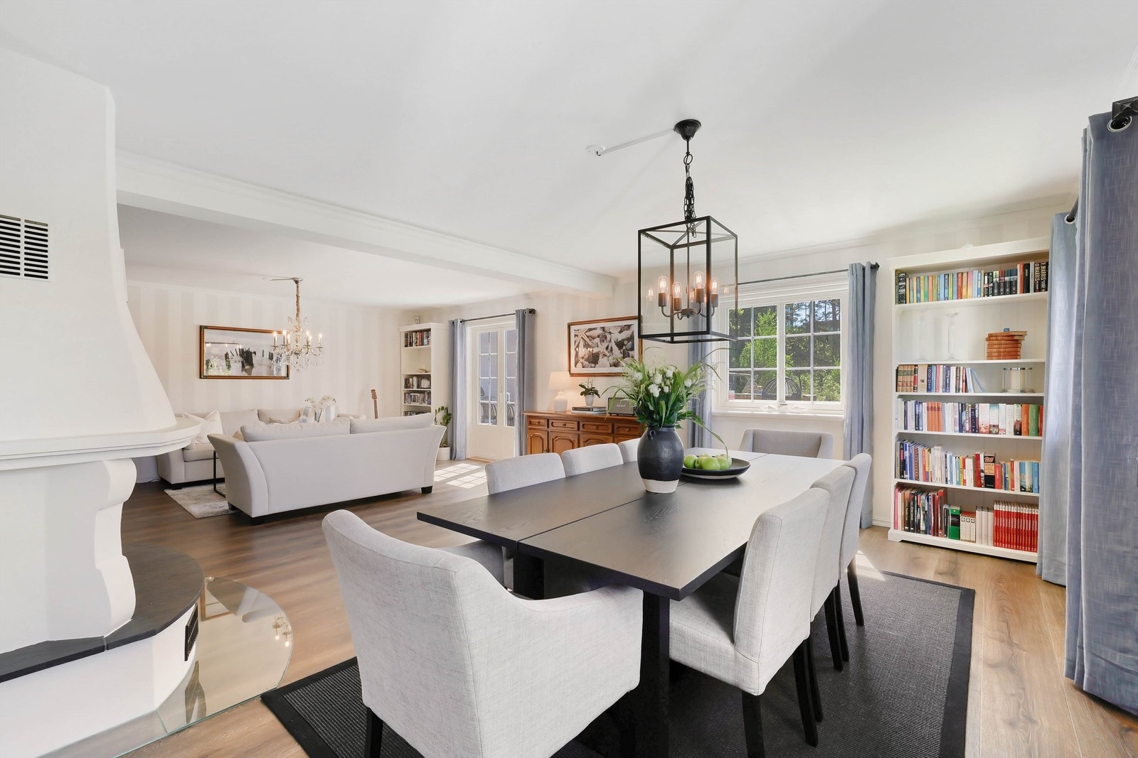 Stuens over 40 kvm. gir mulighet for store sittegrupper på begge sider av den varmende og stemningsfremmende peisen. Galleribilde