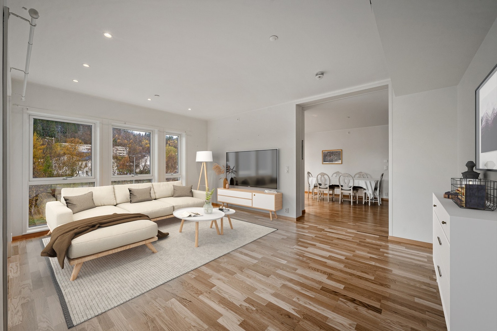 Boligen har to stuer - hvorav dette er den største og gir deg flere møbleringsmuligheter Galleribilde