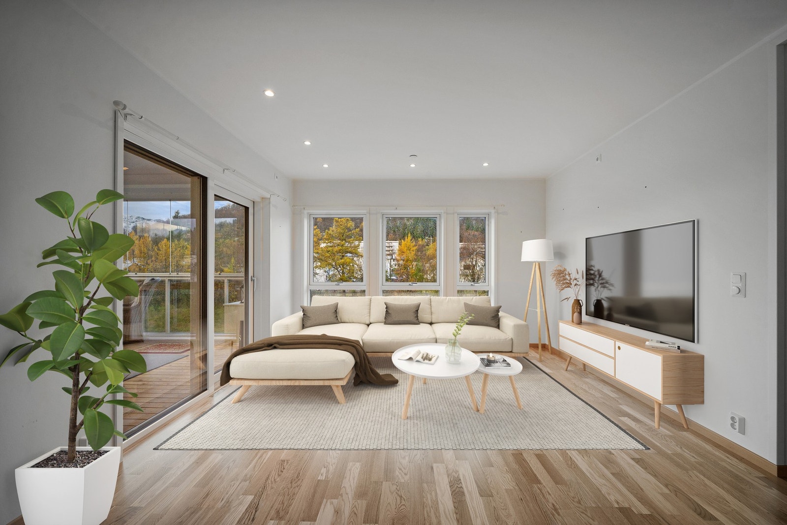 Fra stua er det glass-skyvedører til en innglasset balkong på hele 21 kvm Galleribilde