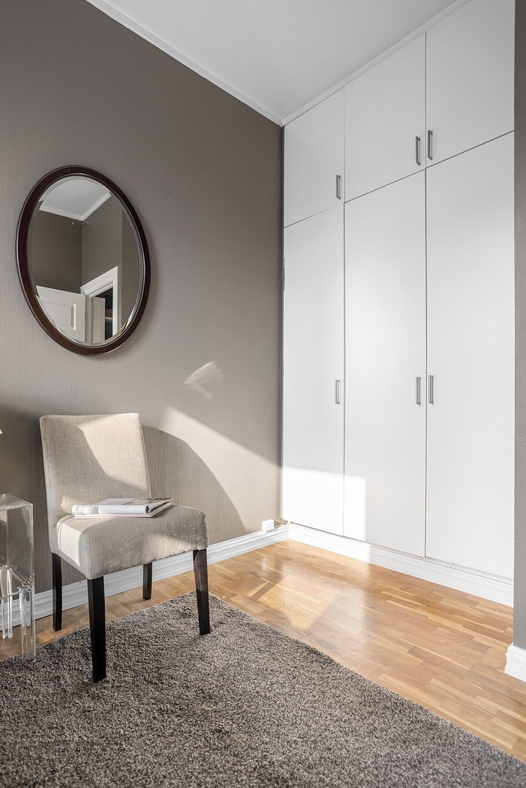 Garderobeskap medfølger Galleribilde