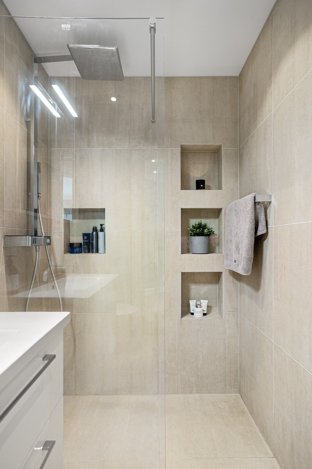 Dusjhjørne med glassdører og regnfallsdusj Galleribilde