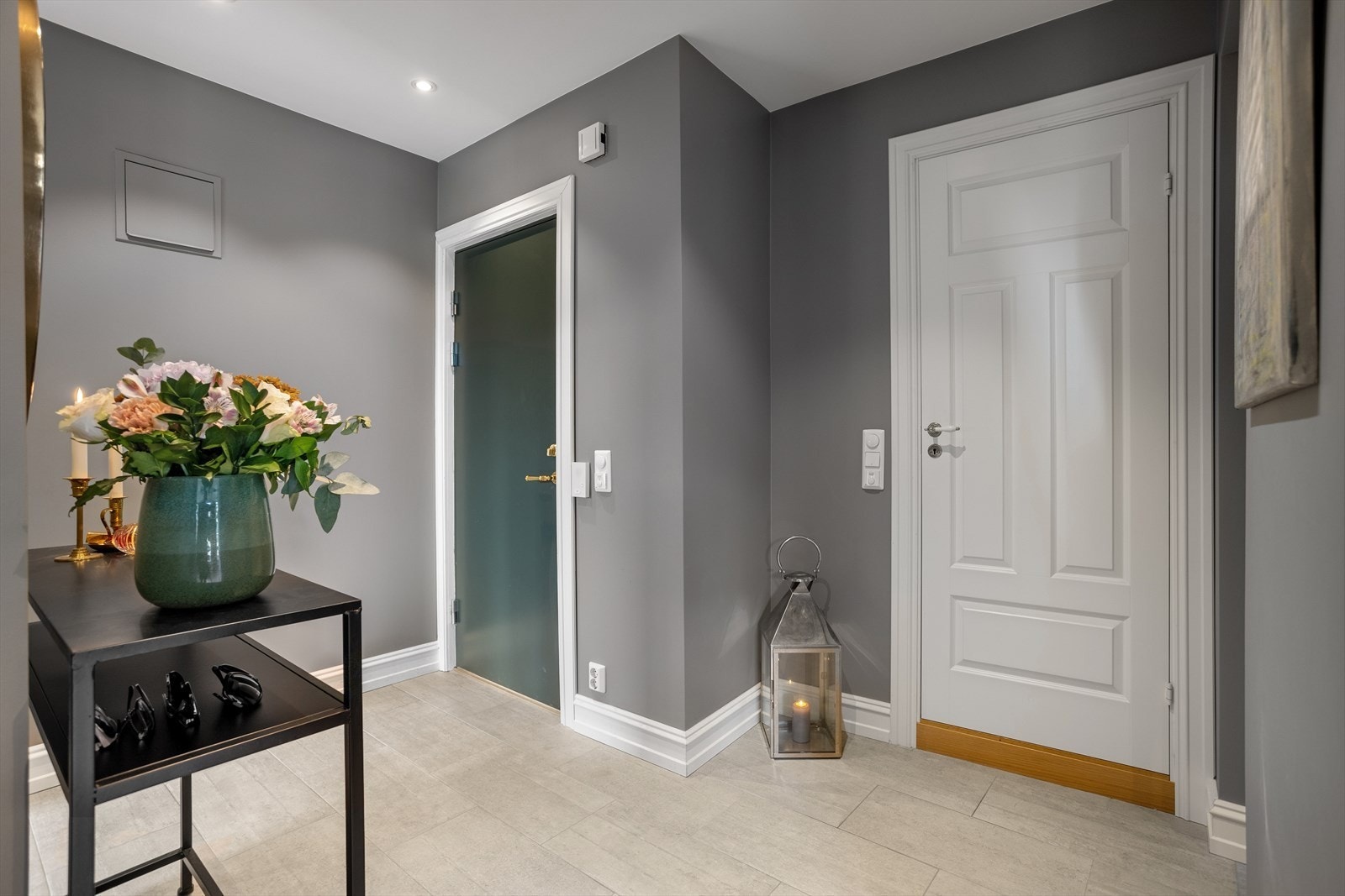 Velkommen inn! Entre med varmekabler og god plass til oppheng av klær og sko Galleribilde