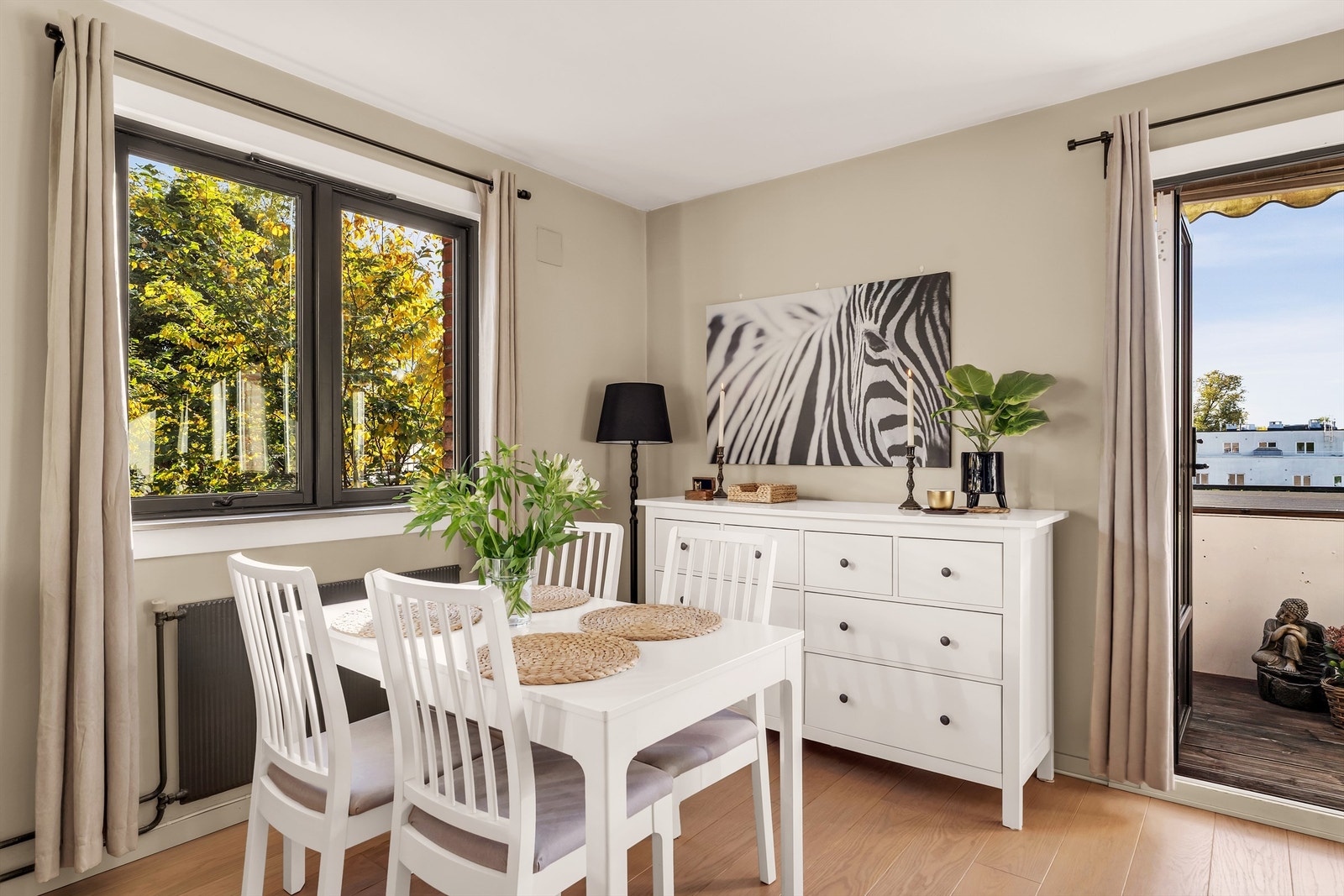 I stuen er det også god plass til egen sone for spisebord. Galleribilde