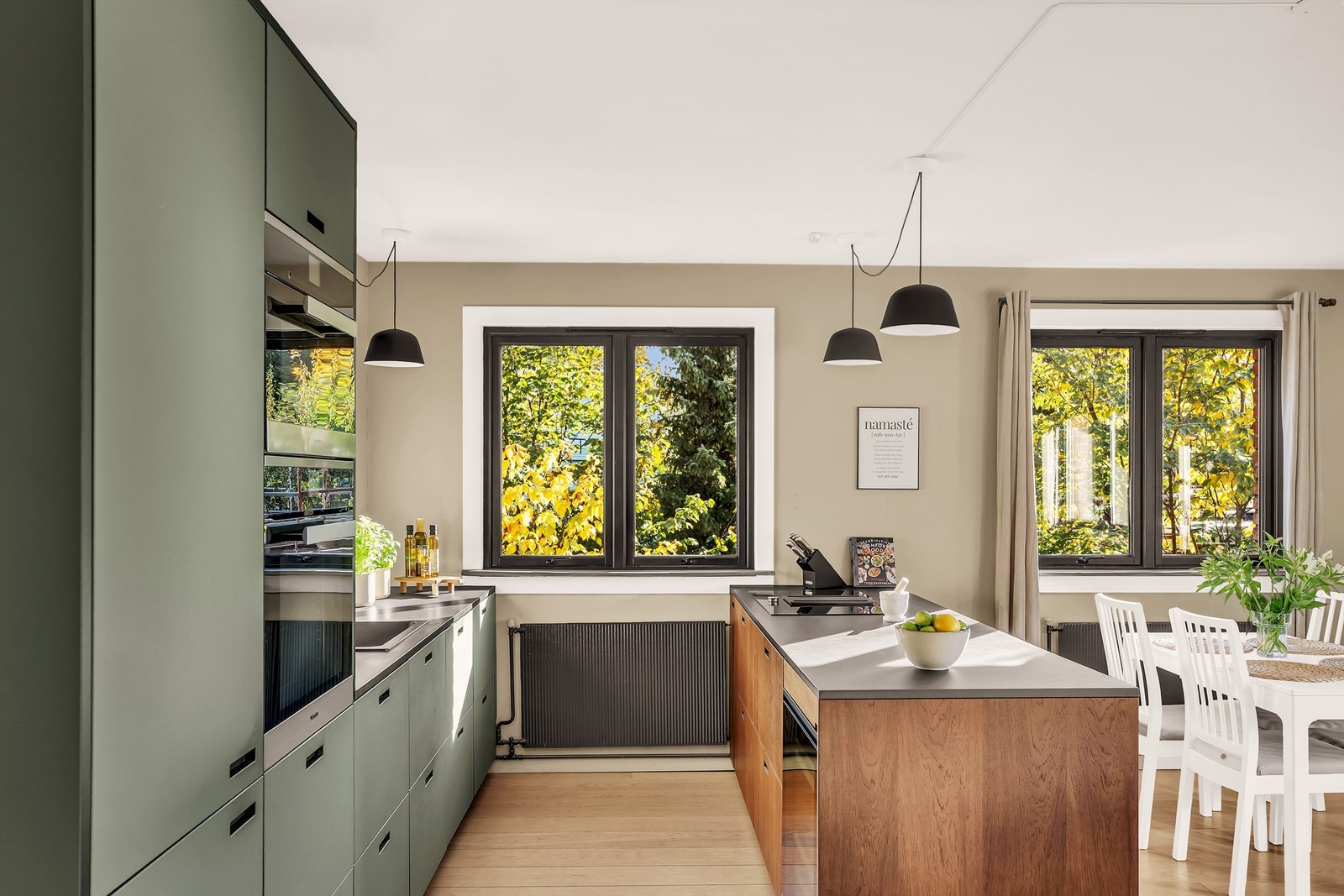 Moderne kjøkken med rikelig med skap og benkeplass. Kjøkkenet ble flyttet ut i stuen i 2018/2019. Galleribilde