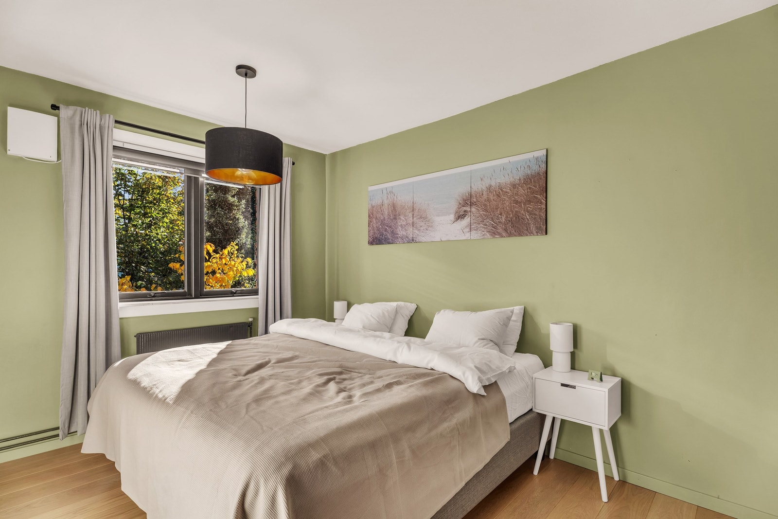 Leilighetens hovedsoverom er av god størrelse, og har god plass til dobbeltseng med tilhørende møblement. Galleribilde