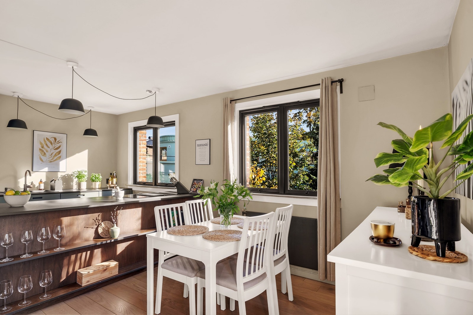 Store vindusflater sørger for rikelig med naturlig lys. Galleribilde