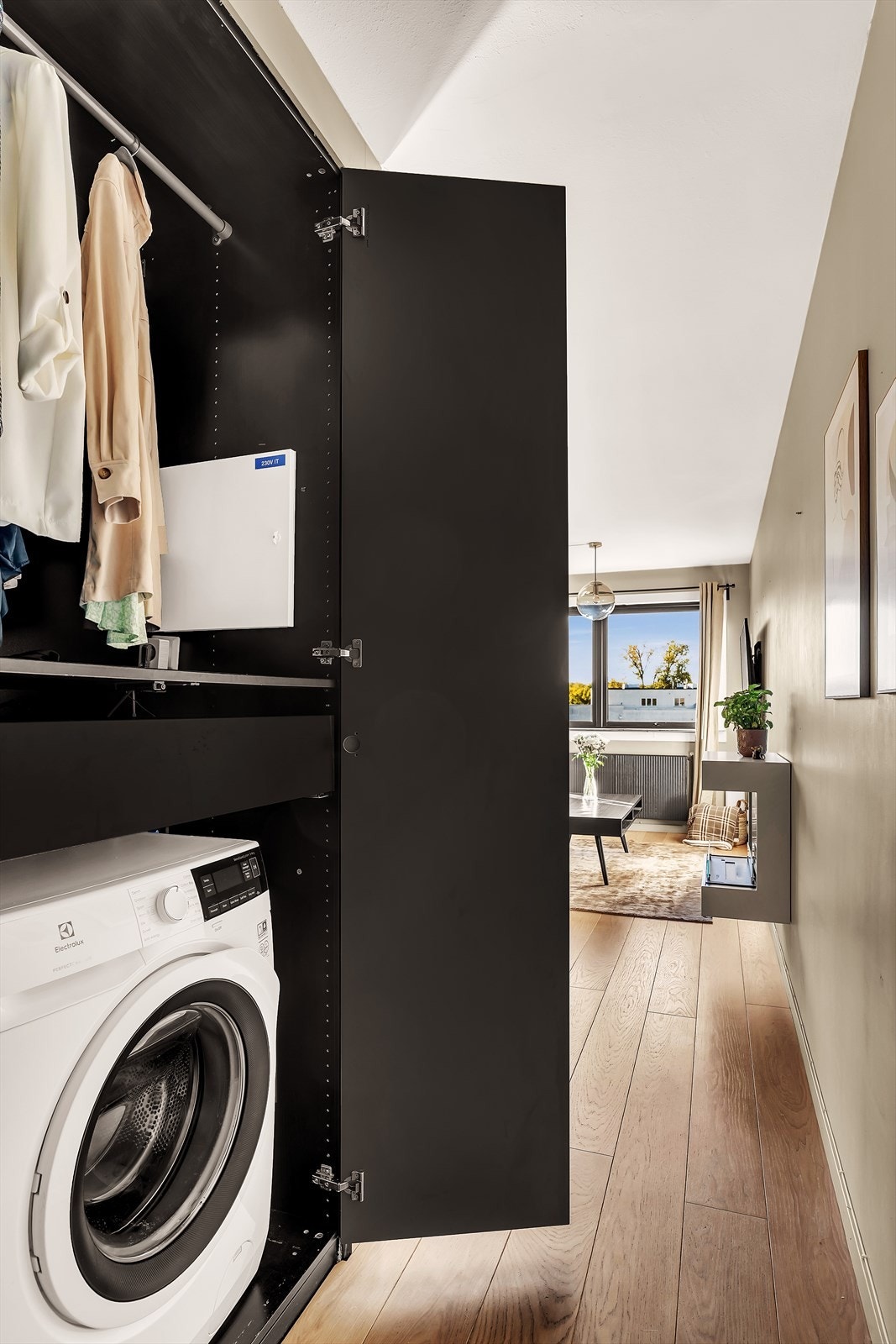 Det er opplegg for vaskemaskin i garderobeskap i entré. Galleribilde