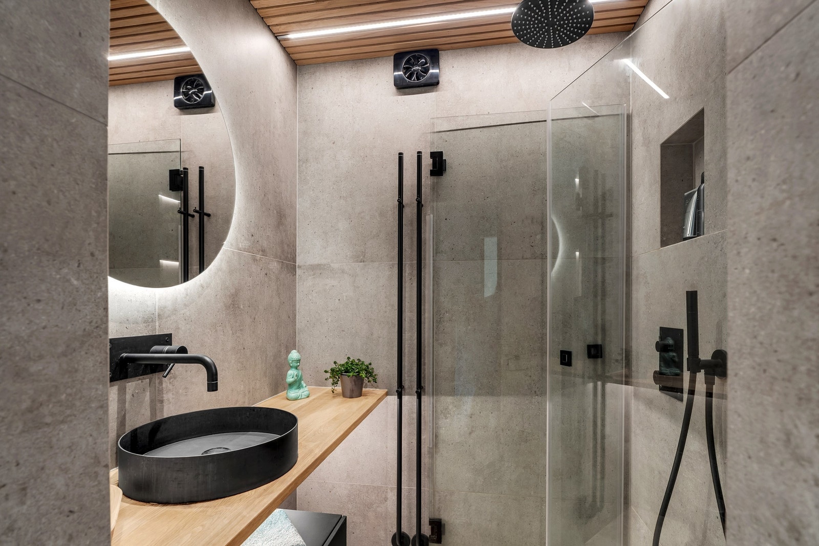 Lekkert bad som er flislagt med varme i gulv og flislagte vegger. Spileplater i taket med downlights og innfelt LED-lys. Galleribilde