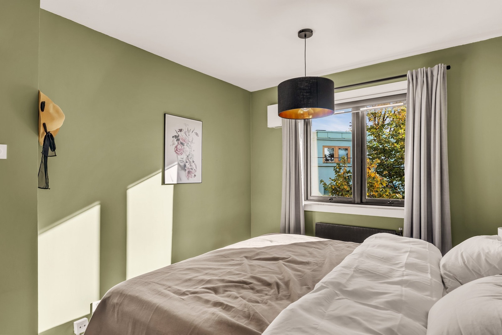 Soverommet har rikelig med naturlig lysinnslipp fra rommets vinduer. Galleribilde