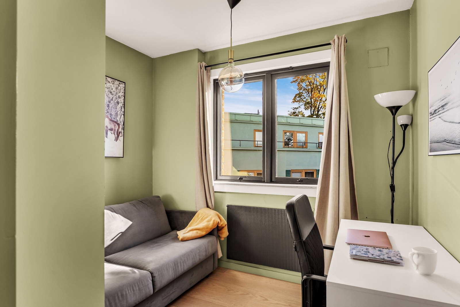 Leilighetens andre soverom er også av god størrelse med plass til seng. Her kan man innrede etter eget ønske. Galleribilde