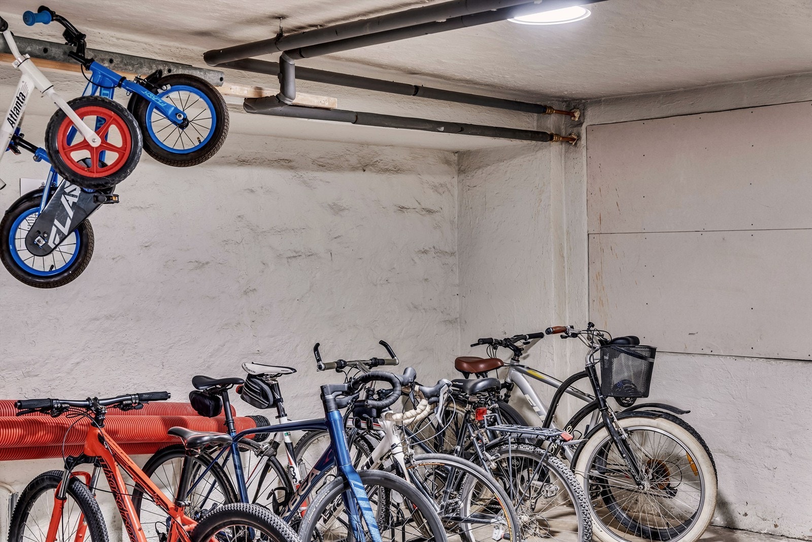 Det er felles sykkelparkering i sameiet. Galleribilde