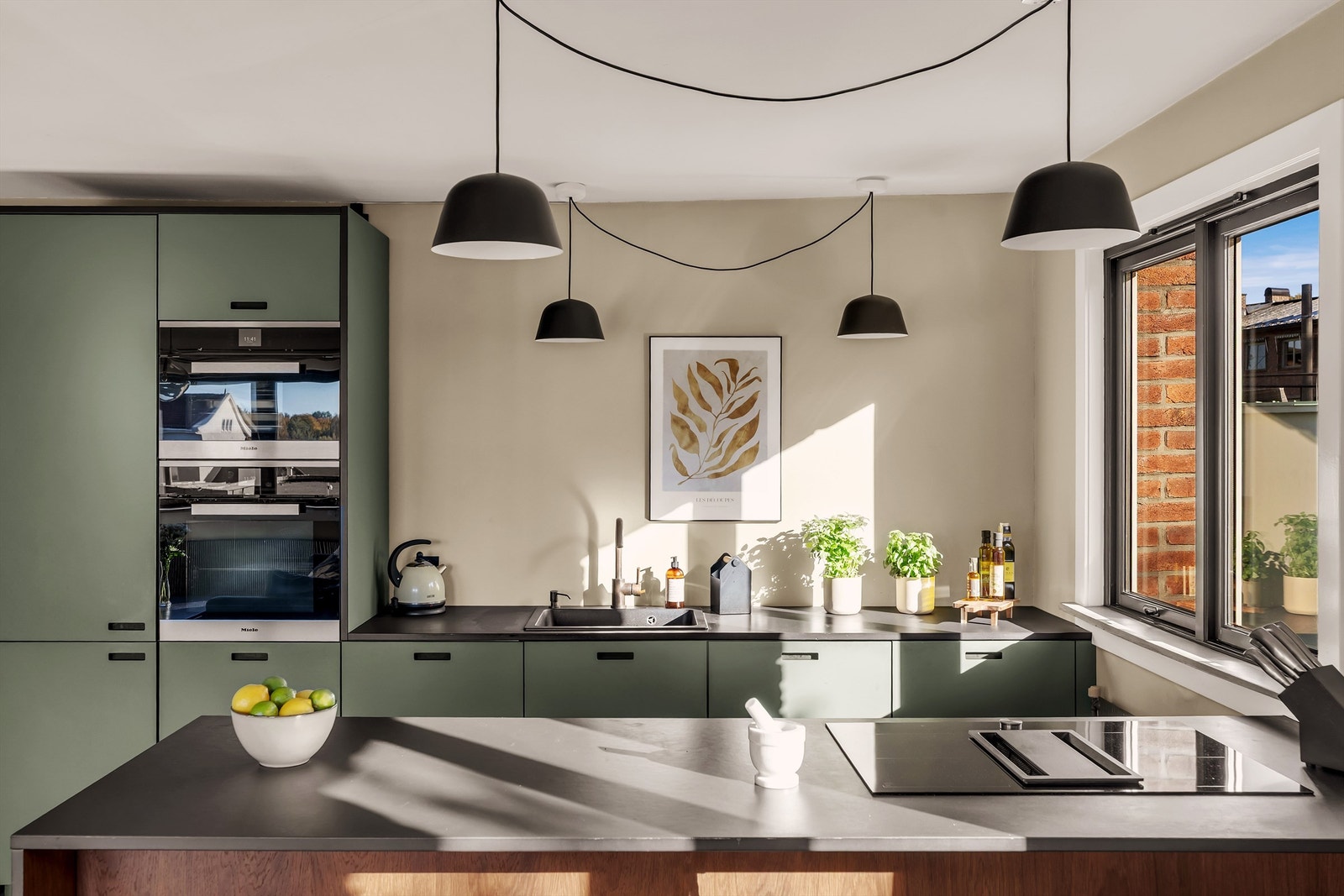 Innredningen er med flette fronter og benkeplate av laminat. Kjøkkenet har integrerte hvitevarer som stekeovn, dampkoker, oppvaskmaskin, vinskap og kjøleskap med frysedel. Galleribilde