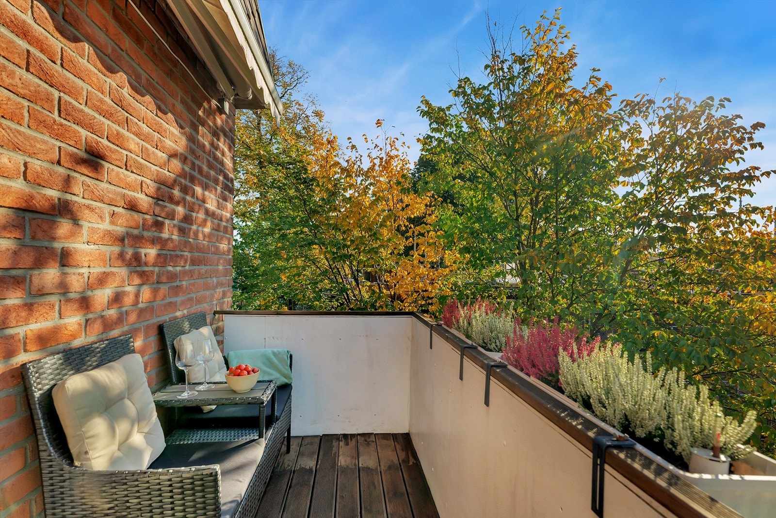 Sydvendt balkong på 4 m2 med god plass til sittegruppe og tilhørende møblement. Selger opplyser om at det er sol på uteplassen fra 10-21 på sommerstid. Galleribilde