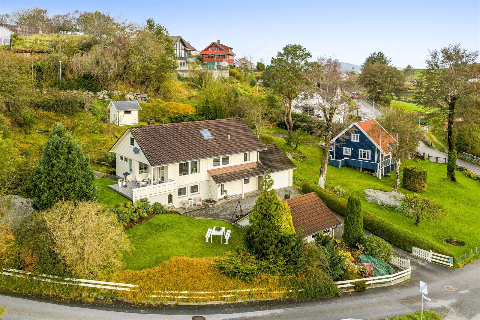 - Det er både gressplen, flott beplantning og gode parkeringsmuligheter - Galleribilde