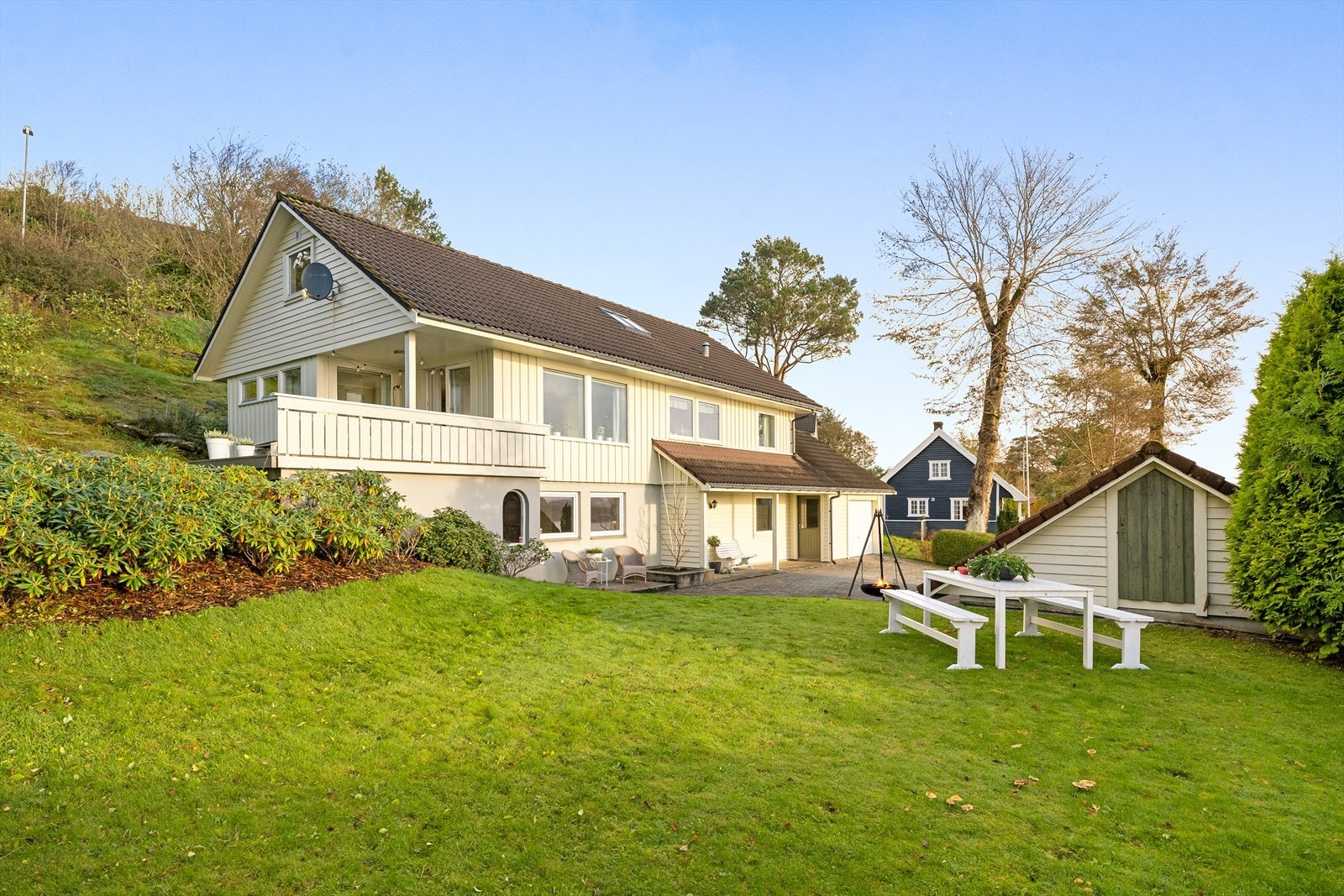 - Her er det ypperlig plass for ballspill, trampoline og annen lek og moro - Galleribilde