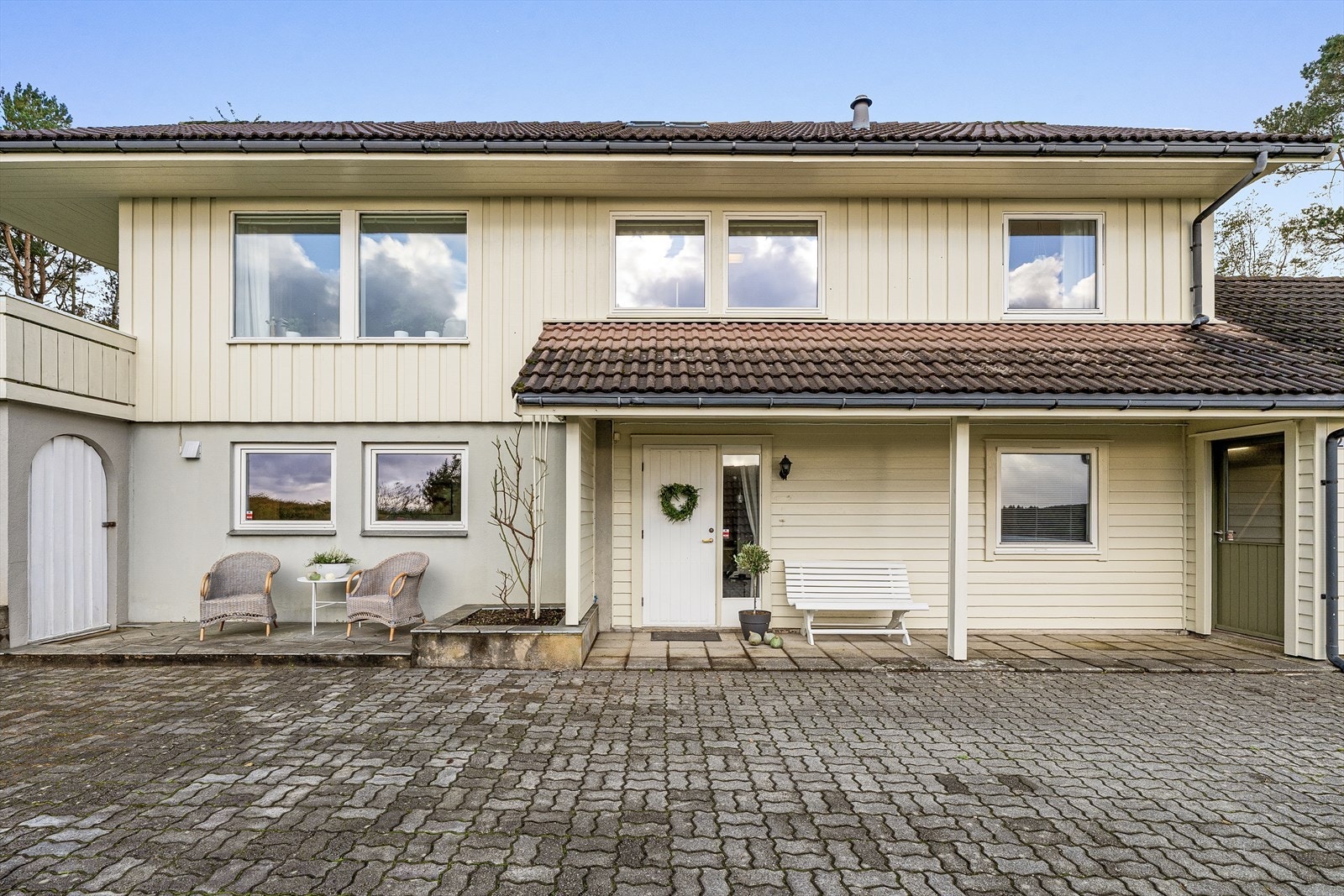 - Overbygget inngangsparti og to utvendige boder under terrassen - Galleribilde