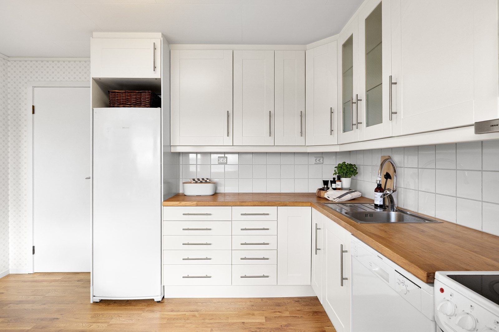 - Hvitevarene på kjøkkenet medfølger handelen - Galleribilde