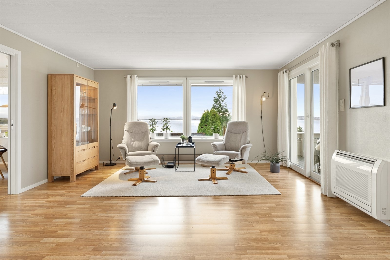 - Kjøkkenet kan åpnes opp mot stuen, eller holdes skjult med skyvedør - Galleribilde