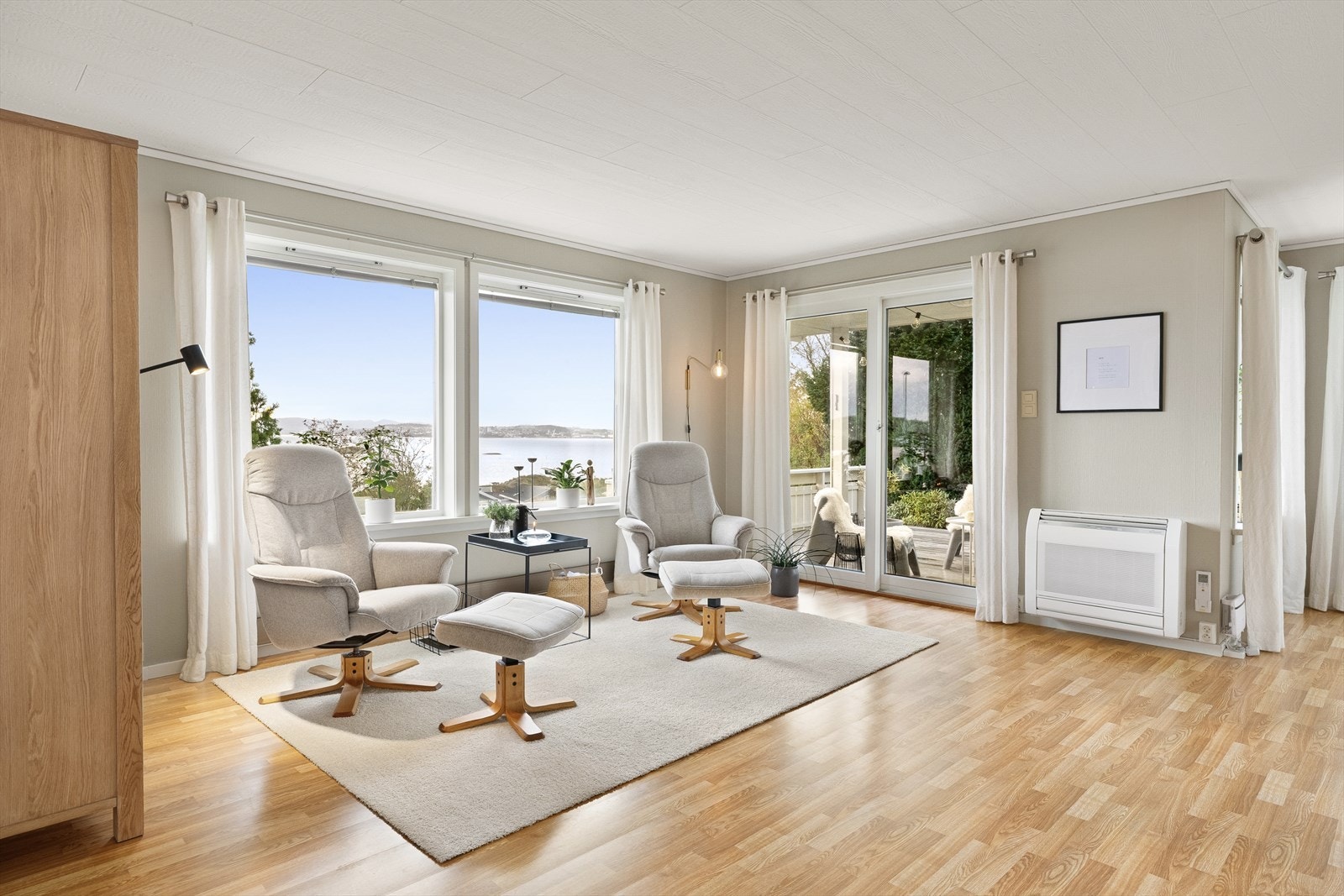 - Romslig terrasse like utenfor stuen som er delvis overbygd - Galleribilde