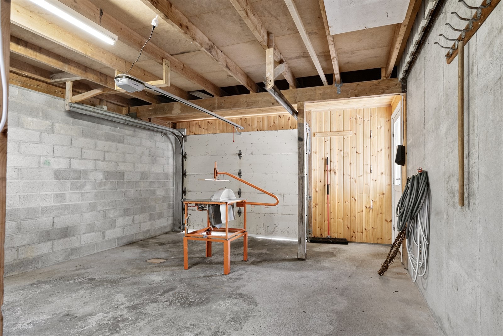 - Stor garasje i tilknytning til boligen i tillegg til en romslig ekstern garasje på 28 kvm - Galleribilde