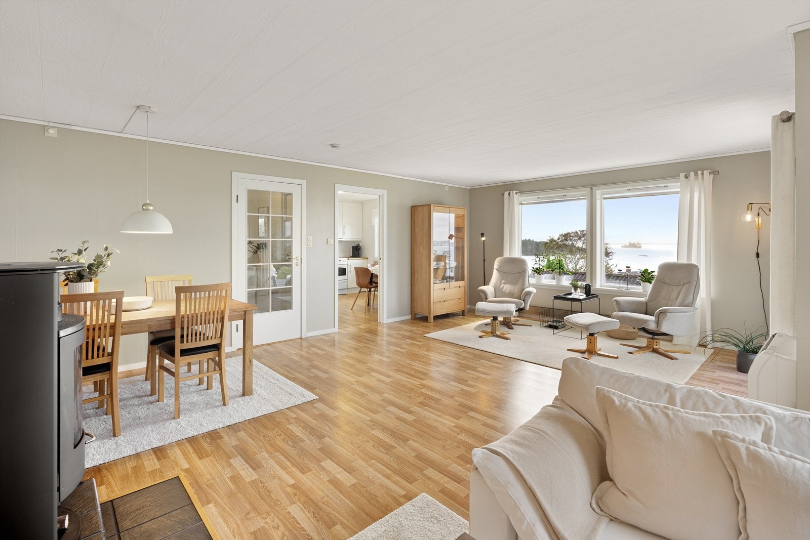 - Boligen går over tre plan med store vindusflater som slipper utsikten inn i flere rom - Galleribilde