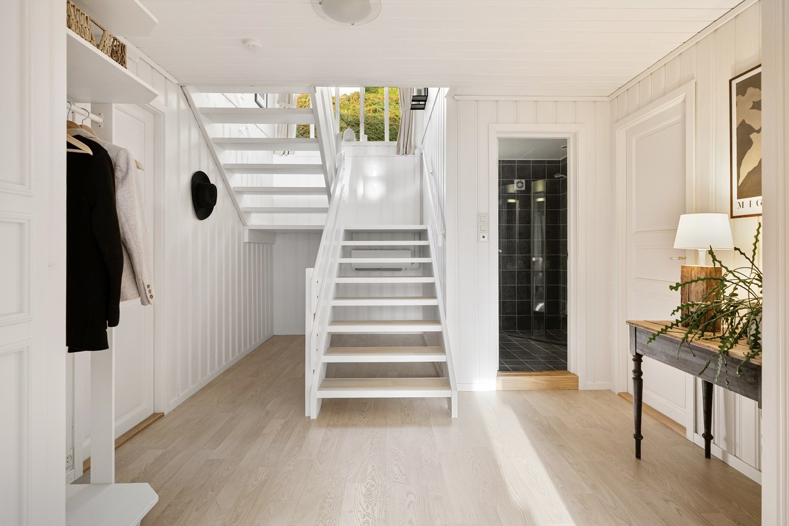 - Det er adkomst til bad fra gangen, samt garderobeskap i hallen - Galleribilde