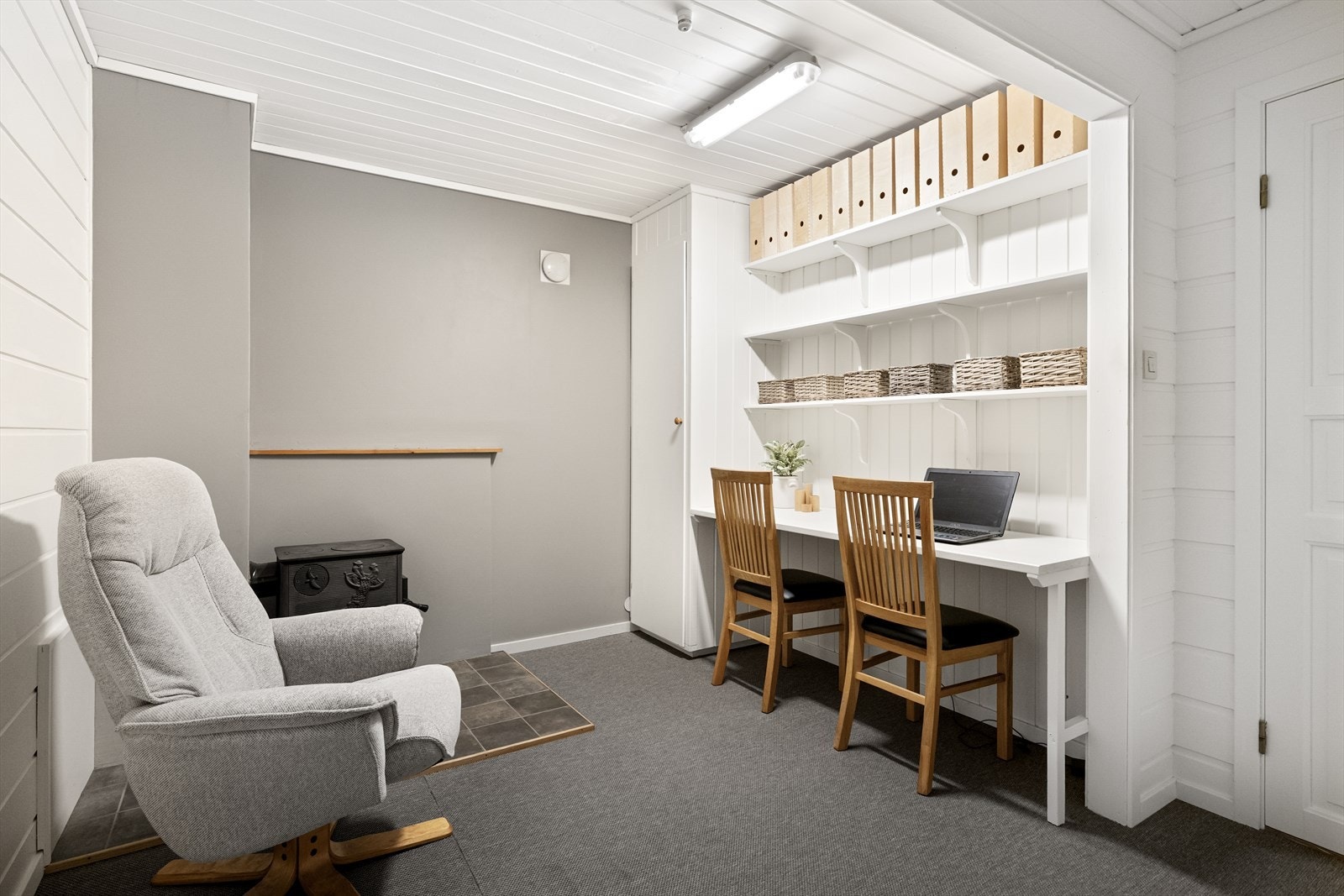 - Det er innredet et kontor med peis like ved kjellerstuen - Galleribilde