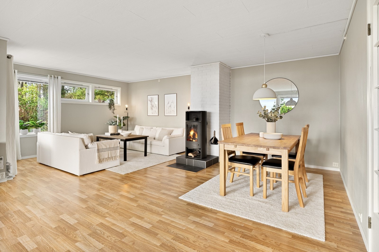 - Det er romslig stue med plass til flere sittegrupper og spisestue - Galleribilde